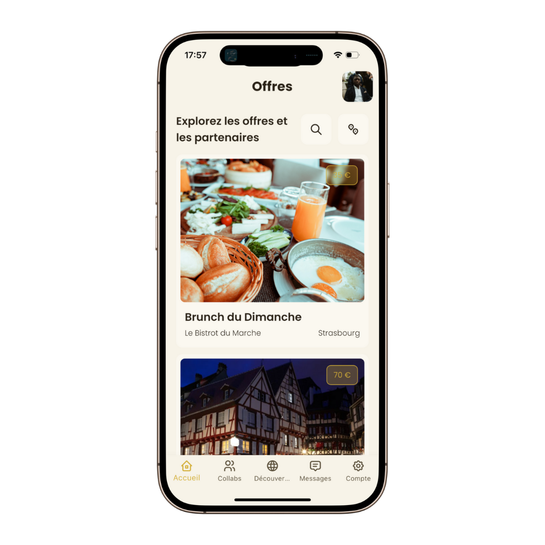 Partenariat humain entre influenceur et établissement local alsacien Créateur de contenu rencontrant un commerçant devant une boutique à colombages en Alsace